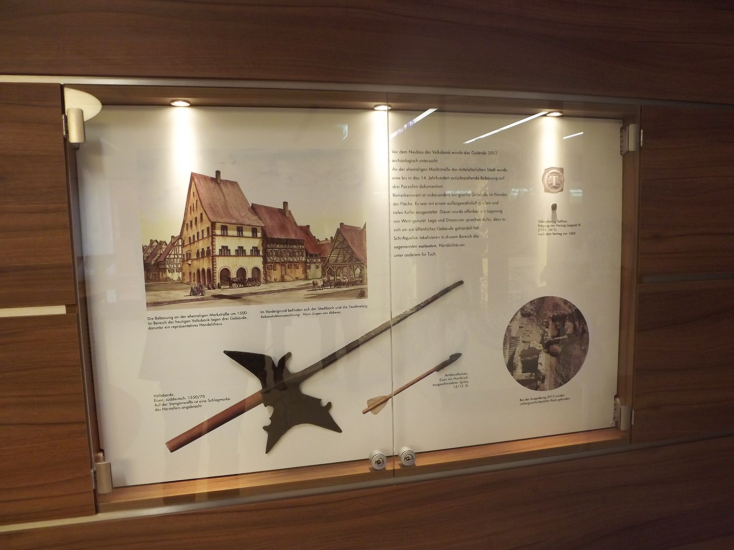 b_Mittelalterliches_Kaufhaus_Neuenburg_am_Rhein_-_aquarellierte_Federzeichung_H-J_van_Akkeren_2014